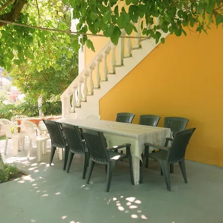 Vania Gardenos Sea View *